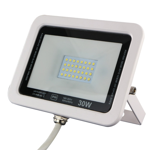 LED投光燈為何防不了水霧？